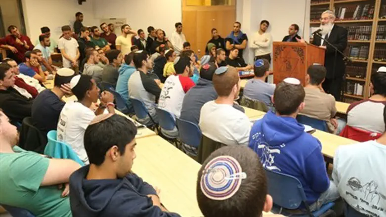 לומדים ומעצבים את זהותכם. הרב בן דהן במכינת עוצם