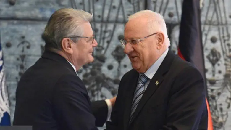 German President Joachim Gauck (L) with Rivlin