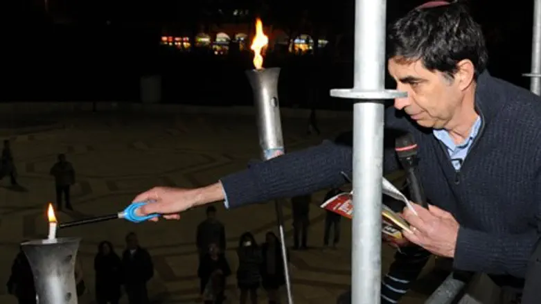 שמחה גולדין מדליק נר ראשון של חנוכה, הערב