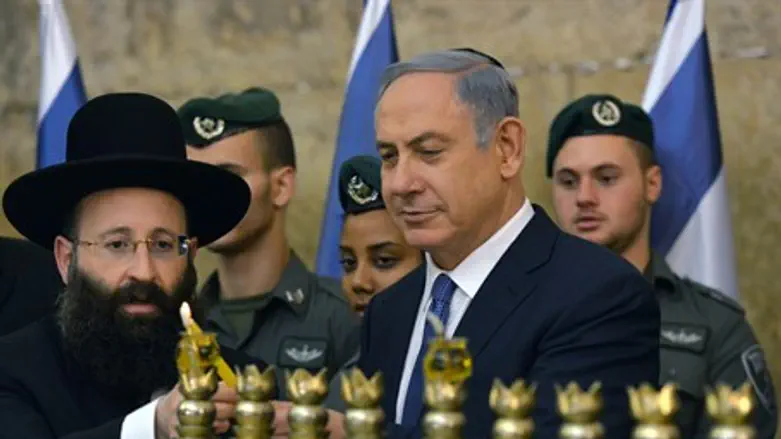 Нетаньяху зажигает первую ханукальную свечу