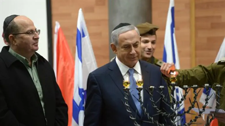 נתניהו ויעלון במהלך הדלקת הנרות