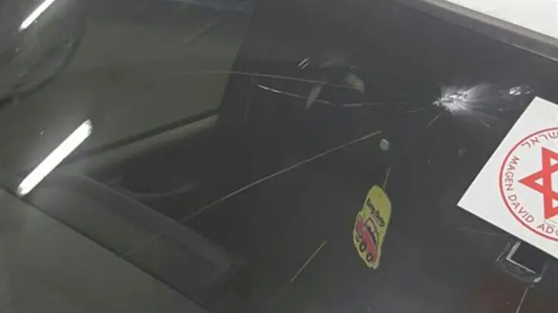 Лобовое стекло после попадания камнем