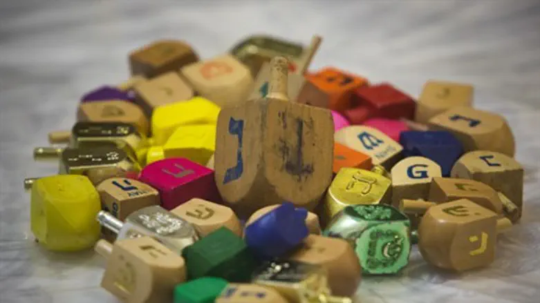 חוגגים בתוך הבית