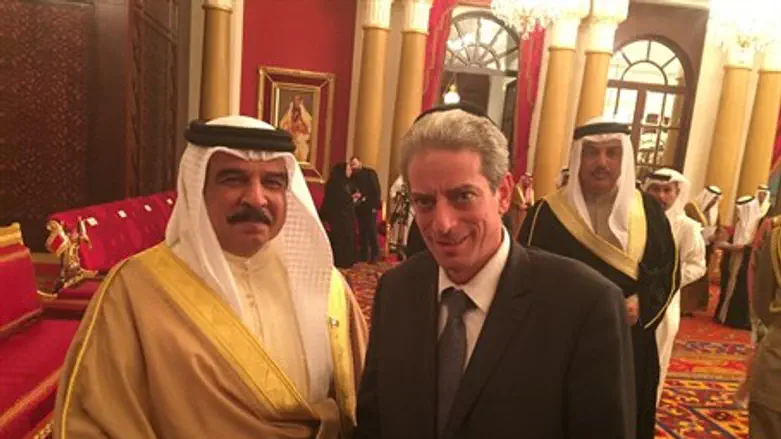 הרב לוין עם המלך אל חלפה בארמון המלוכה בבחריין