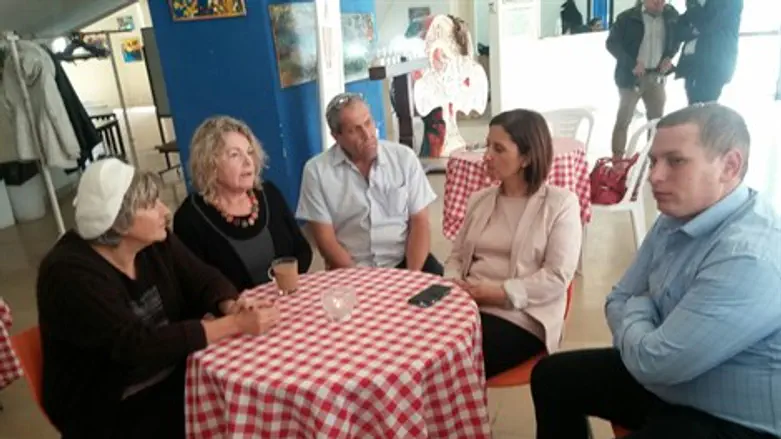 השרה גמליאל בקפה בשלייקס