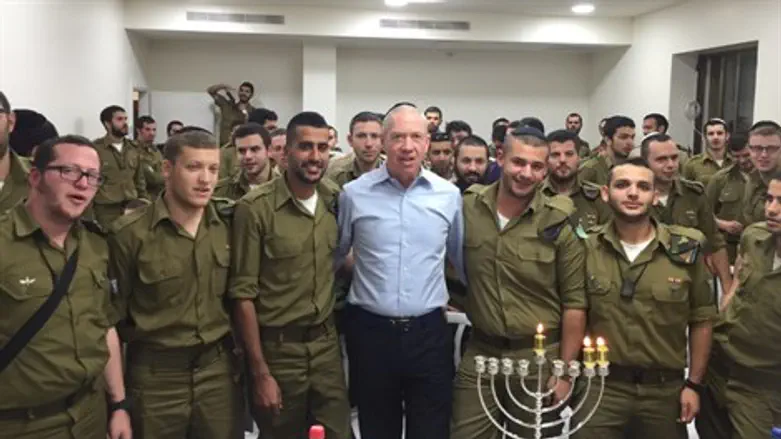 השר גלנט עם חיילי 'נצח יהודה'