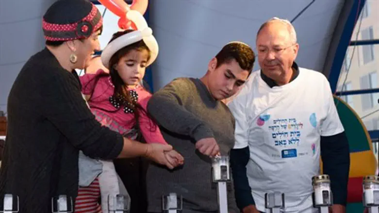 מדליקים. פרופ׳ איתן כרם, נאור בן עזרא, תהל סופר ואמה סיגל