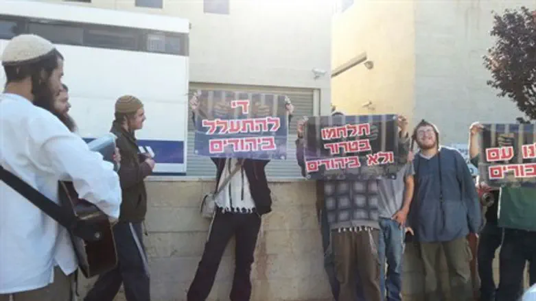 Демонстранты требуют свободы заключенным