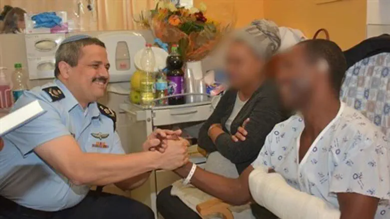 Roni Alsheich visits wounded officer