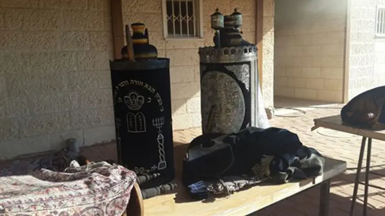 ספרי התורה שנצלו מהשריפה