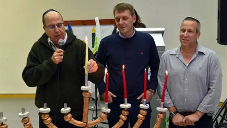 יעלון מדליק נרות בעוטף עזה, הערב