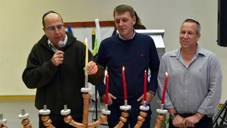 Ya'alon lights Hanukkah candles in Eshkol