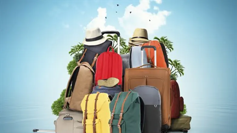 באלבום הבכורה 'חזנות בג'ינס' לוקחים החמישה את החזנות הישנה לטיול שורשים קליל מסביב לעולם