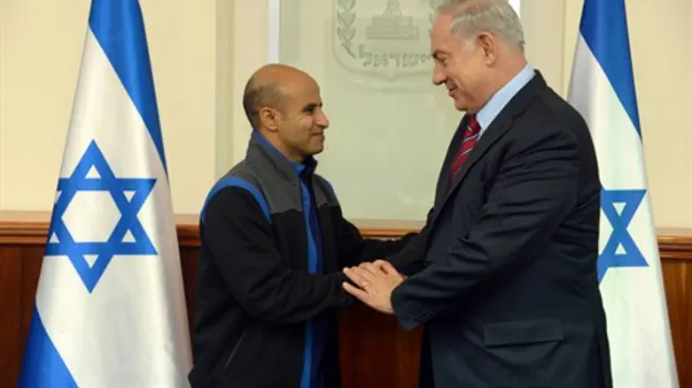 עודה טראבין לאחר שחרורו עם ראש הממשלה