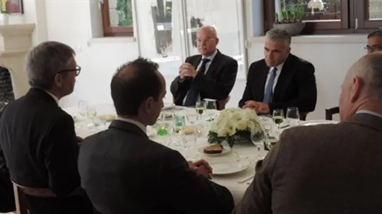 לפיד עם השגרירים, היום