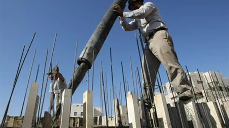 Construction workers (file)