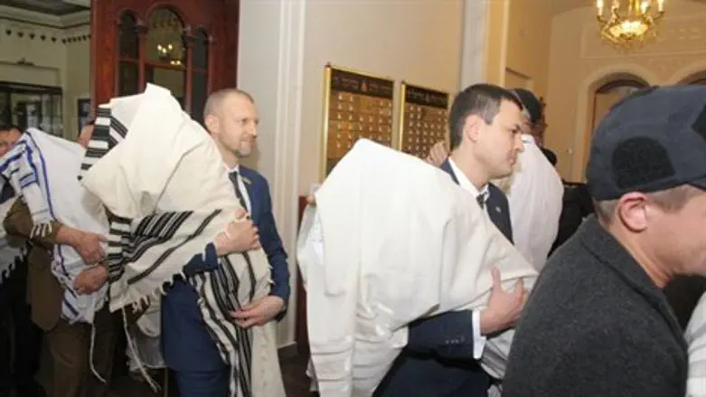 החזרת ספרי התורה לקהילה היהודית