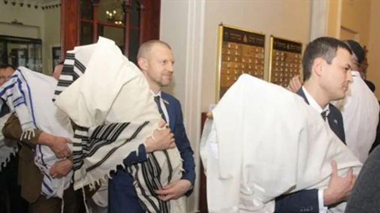 Возвращение свитков Торы еврейской общине