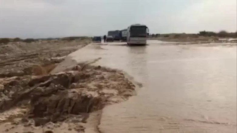 Наводнение на дороге