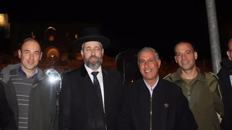 הדלקת נרות חנוכה חגיגית בראשות הרב הראשי לישראל, הרב דוד לאו, מפקד המנהל האזרחי בעוטף ירוש