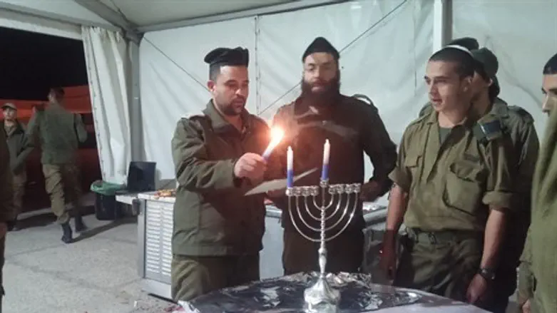 הדלקת נרות פלוגתית