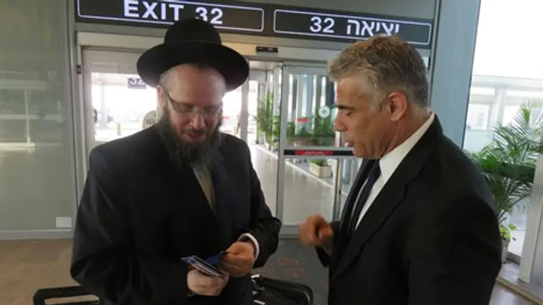 לפיד מחלק את החוברת