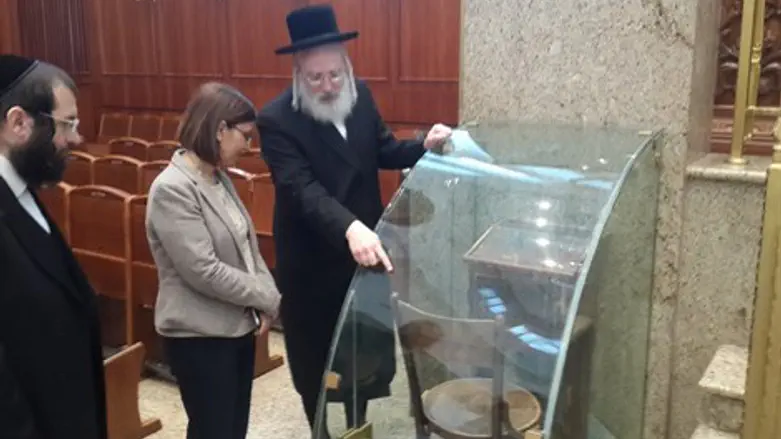 אייכלר והשרה גמליאל בבית המדרש