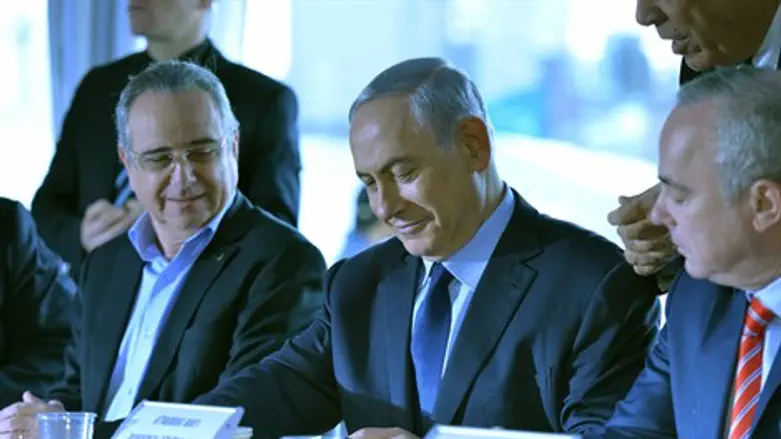 נתניהו חותם על מתווה הגז