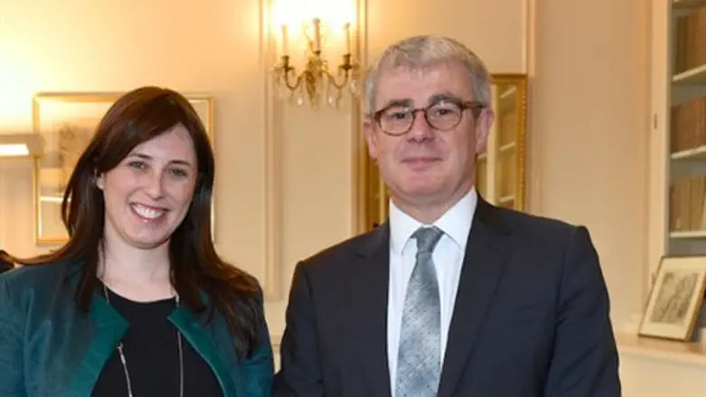 חוטובלי עם יועצו הדיפלומטי של נשיא צרפת