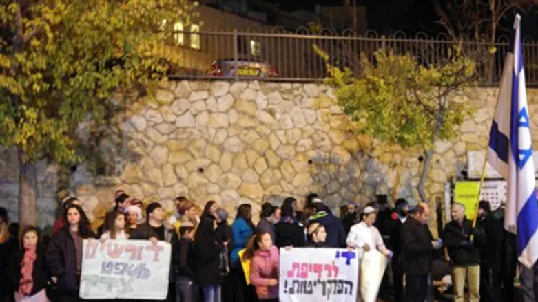 Protesters supporting Duma suspects