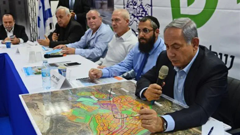 Netanyahu (R) visits Harish, November 2015