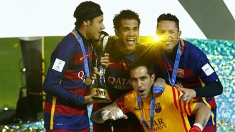 שחקני ברצלונה חוגגים עם הגביע. אלופי העולם