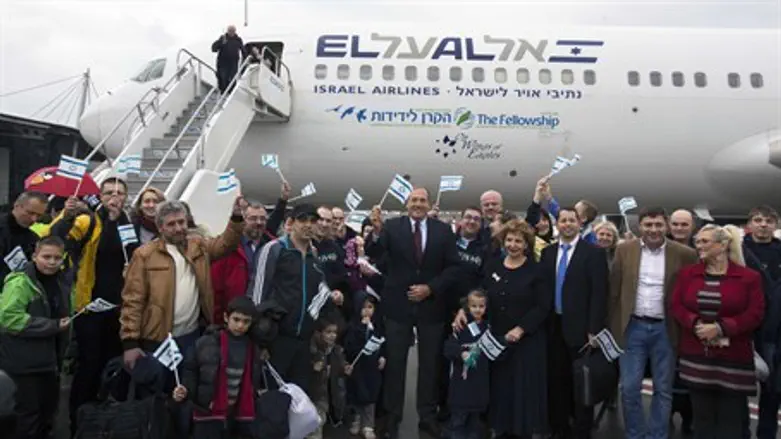 New olim from Ukraine with The Fellowship Founder and President Rabbi Yechiel Eckstein (ce
