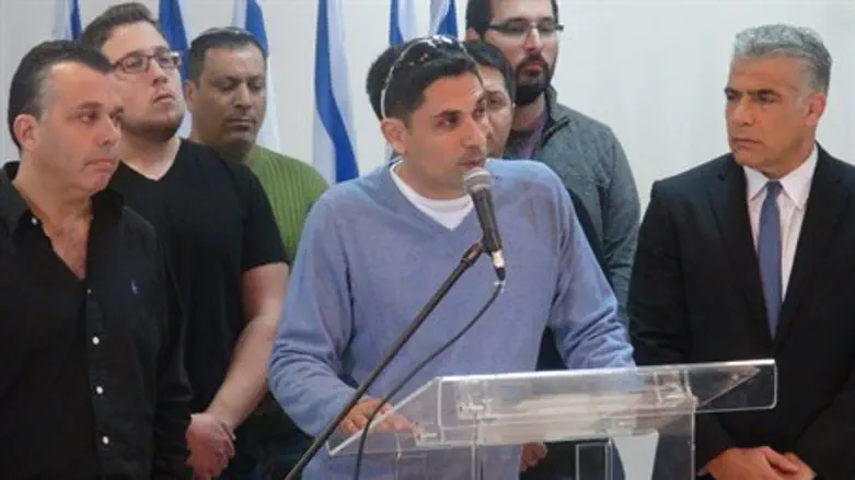 Reservists, Yair Lapid (R) present truth about IDF