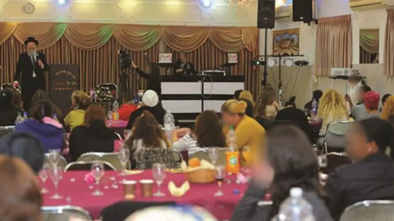 הרב אליהו מברך את הנשים