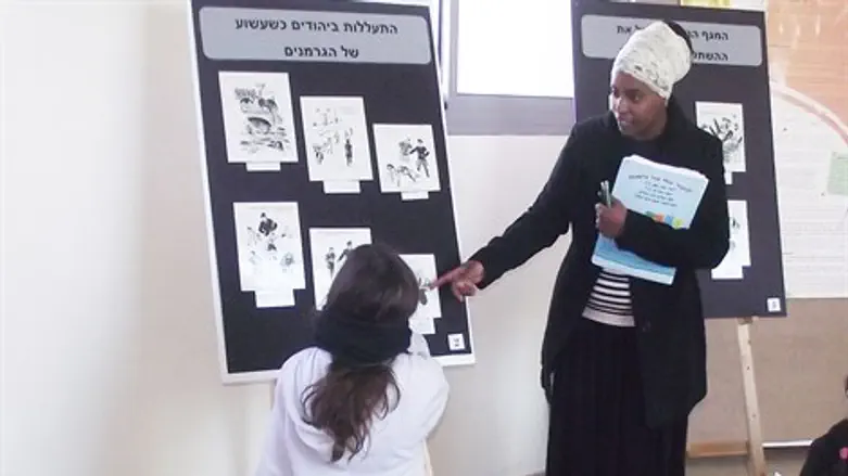 תלמידים בתערוכה. היום