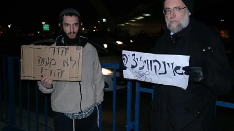 המפגינים בגשר המיתרים בירושלים, הערב
