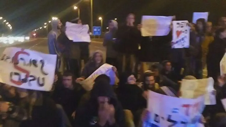 ההפגנה. הערב