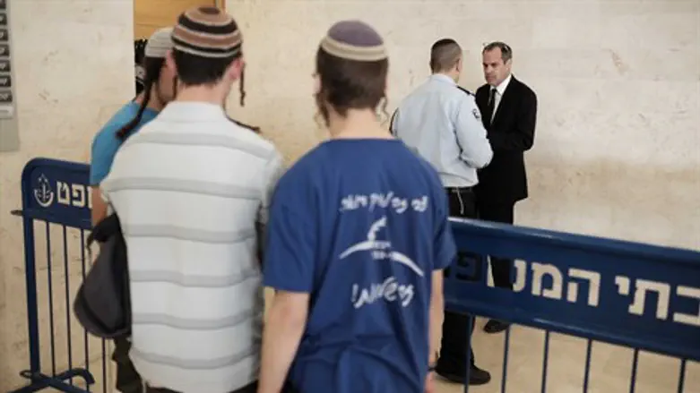 בני נוער, מחוץ לבית המשפט. אילוסטרציה