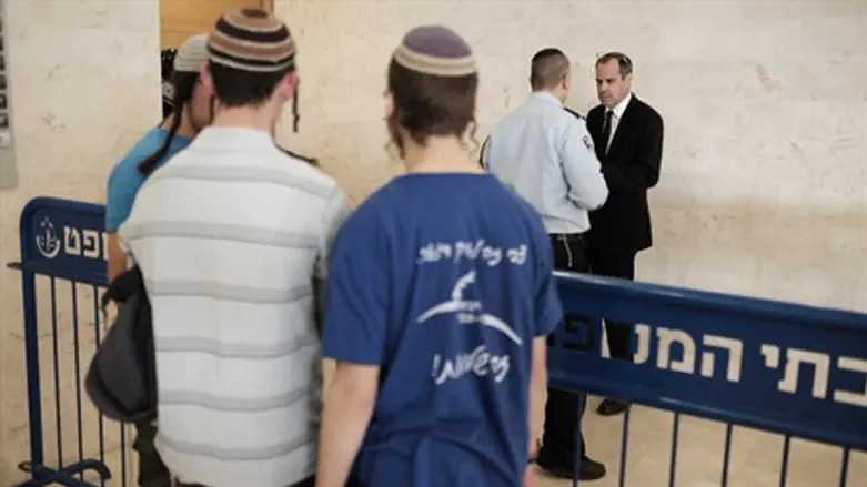 Друзья арестованных молодых евреев