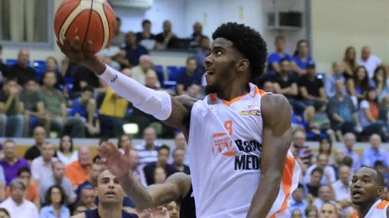 שון דאוסן מול אילת. ראשון תעלה לרבע הגמר?