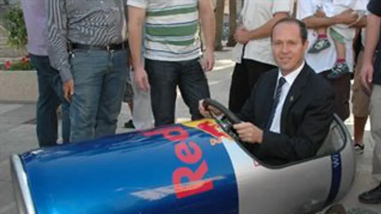 ראש העיר ברכב שקיבל