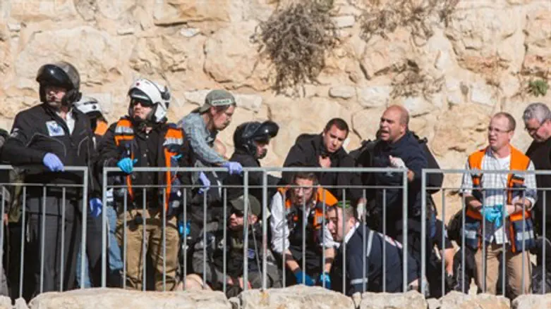 Treating terror victims outside Old City, 23-12-2015