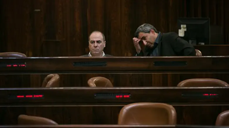 אפילו למה שהם עושים שם, ה-120, הם קוראים 'מושב הכנסת'. לא יכולים להתאפק.