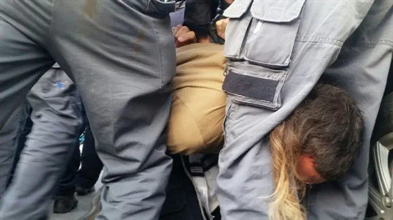 שוטרים עוצרים מפגין שהתפרע