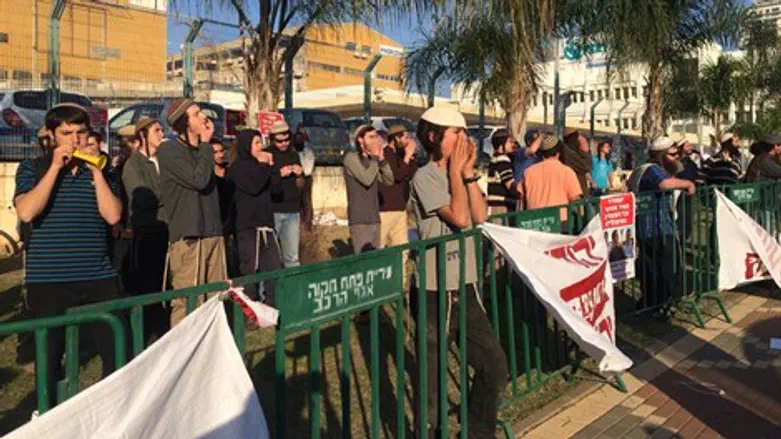 הפגנות ספונטניות התארגנו ברחבי הארץ ומול בתי הח”כים. הפגנה מול בית המשפט בפתח תקוה