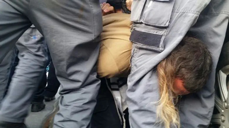 שוטרים עוצרים מפגין מול בית המשפט, השבוע