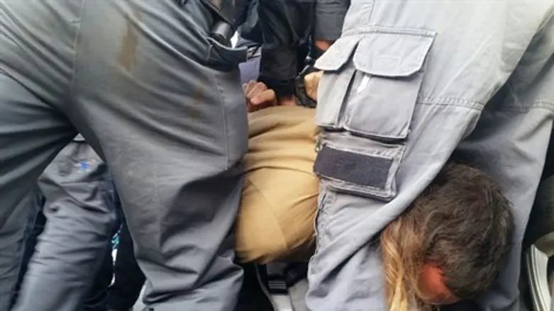 שוטרים עוצרים מפגין מול בית המשפט, השבוע