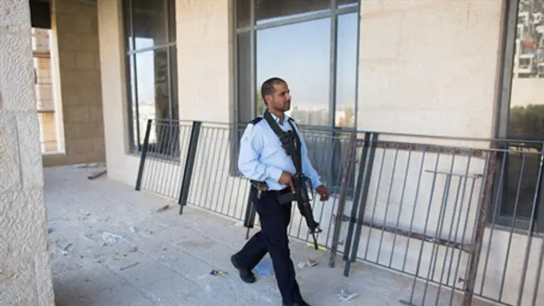Police officer in Old City of Jerusalem (file)