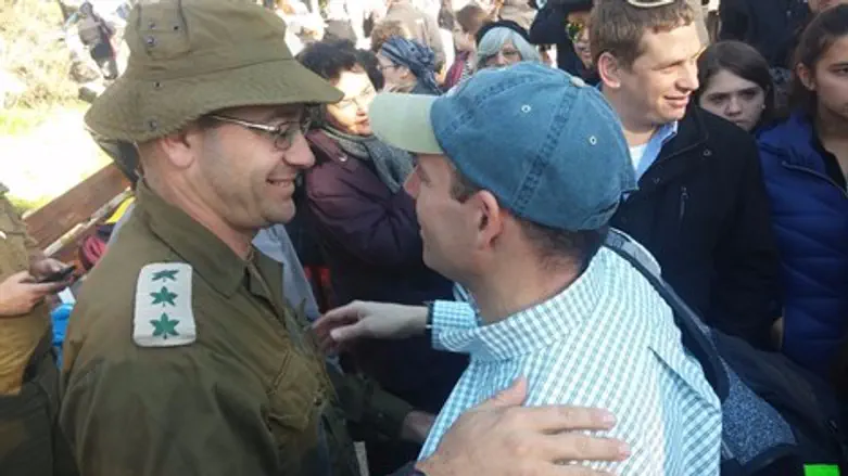 אביו של עזרא (מימין) עם המח''ט